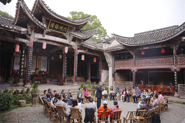 “美美與共·浙江行”漢學(xué)青年學(xué)者衢州研習(xí)營(yíng)營(yíng)員走進(jìn)大陳古村_副本.jpg