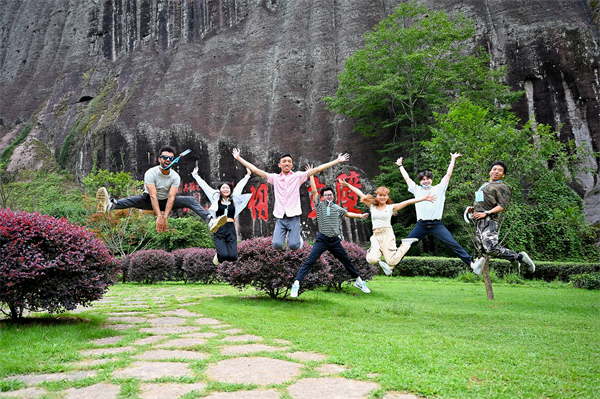 國際儒學(xué)聯(lián)合會(huì)漢學(xué)青年學(xué)者研習(xí)營(yíng) 福建南平武夷山 登天游峰，留下美好瞬間.jpg