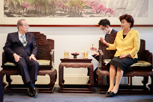 國(guó)際儒學(xué)聯(lián)合會(huì)會(huì)長(zhǎng)劉延?xùn)|和理事長(zhǎng)福田康夫在北京會(huì)晤