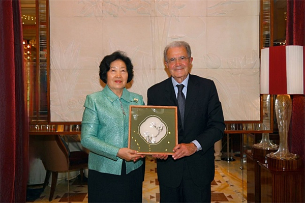 孫春蘭會(huì)長在米蘭會(huì)見意大利前總理普羅迪